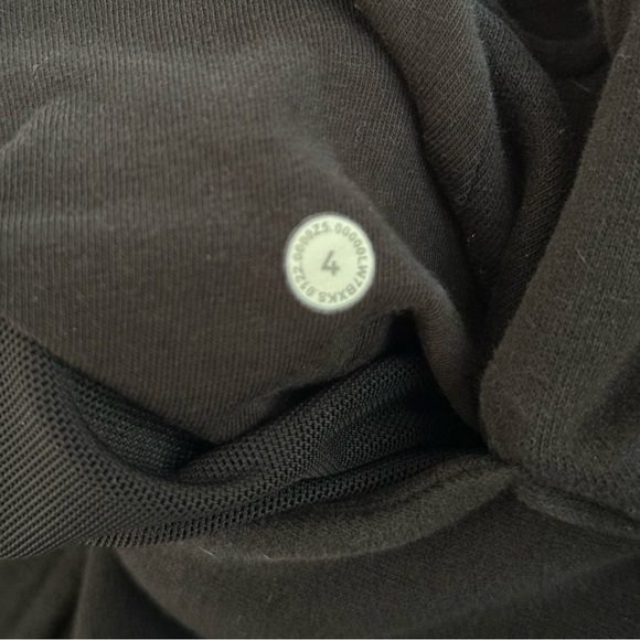 Lululemon Scuba High Rise Shorts 5”, Size 4 - Picture 5 of 5